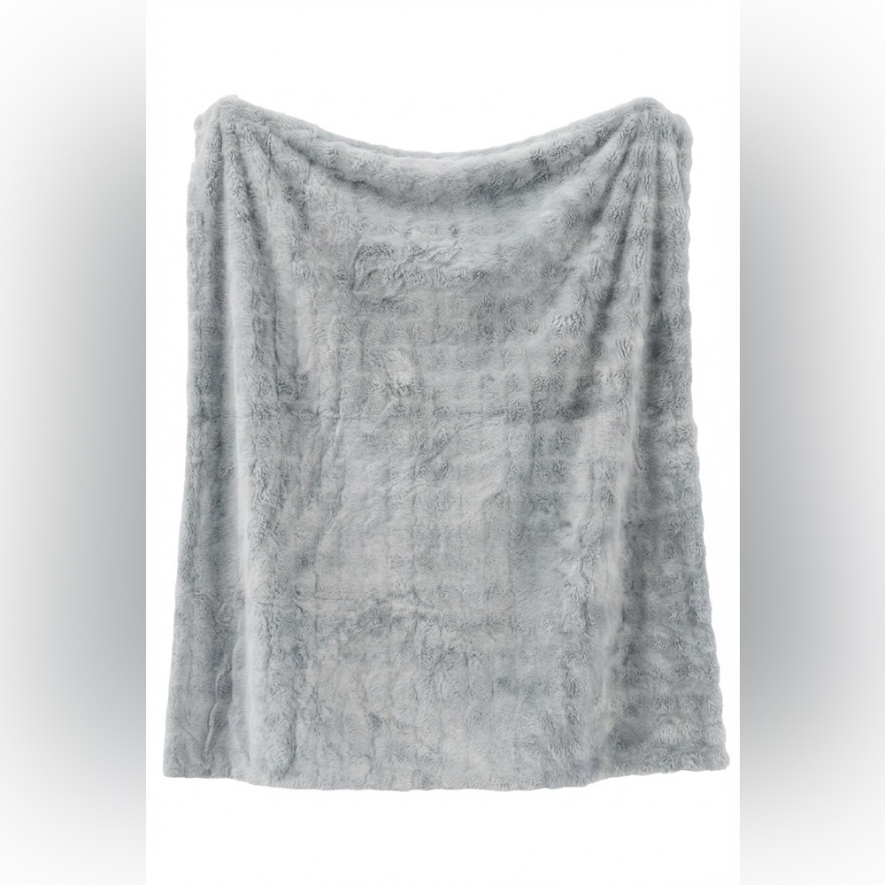 Luxurious Gray Faux Fur Throw Blanket
50”x70”
Britannica Home Fashions
NEW
